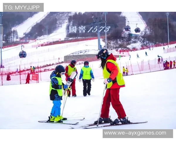 燃冬，在通化！中小学生冰雪假日敞开，银装素裹中满是欢笑